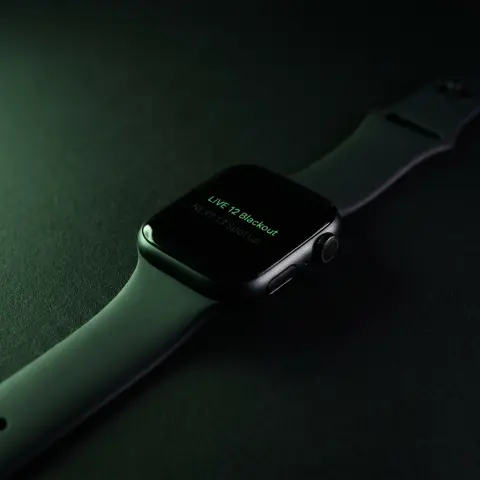 A watch showing the live cue in green